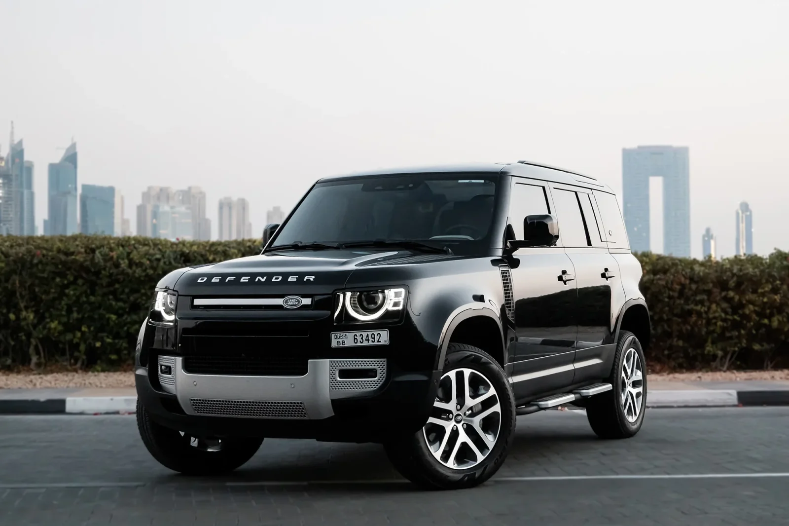 Huren Land Rover Defender  Zwart 2023 in Dubai - 7 