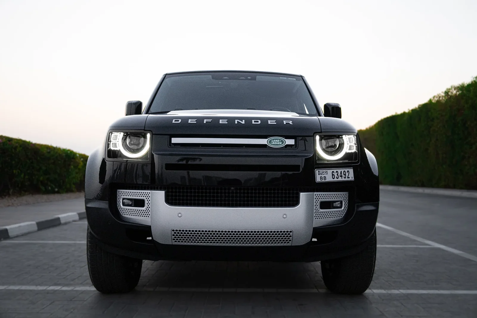 Huren Land Rover Defender  Zwart 2023 in Dubai - 9 