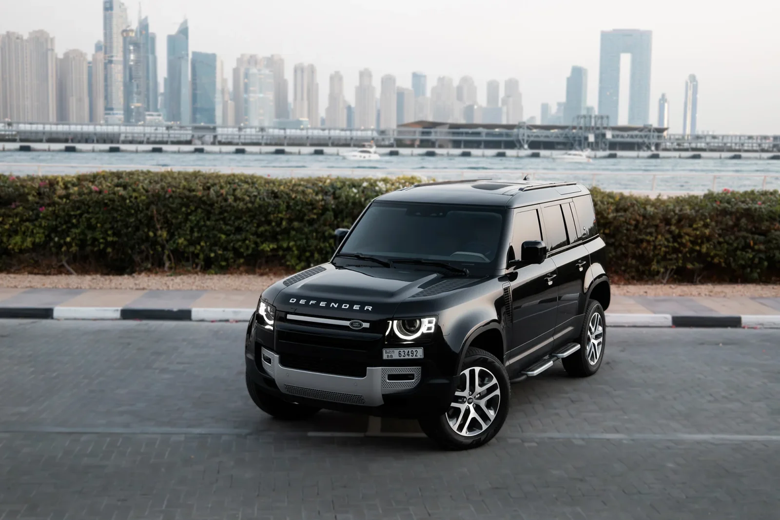 Huren Land Rover Defender  Zwart 2023 in Dubai - 12 