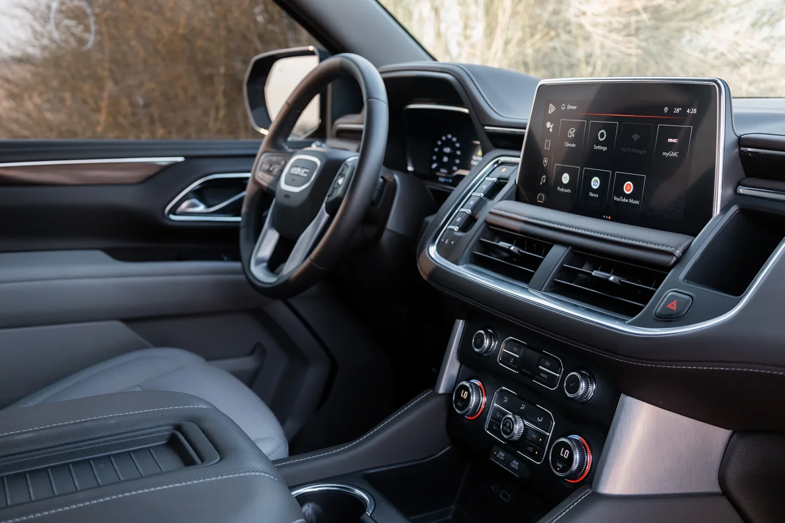 Alquiler GMC Yukon  Negro 2023 en Dubái - 3 