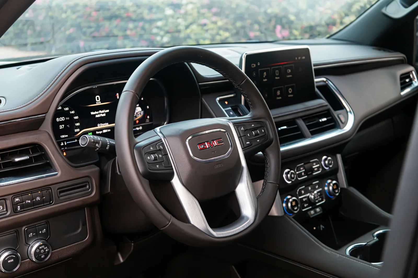 Alquiler GMC Yukon  Negro 2023 en Dubái - 4 