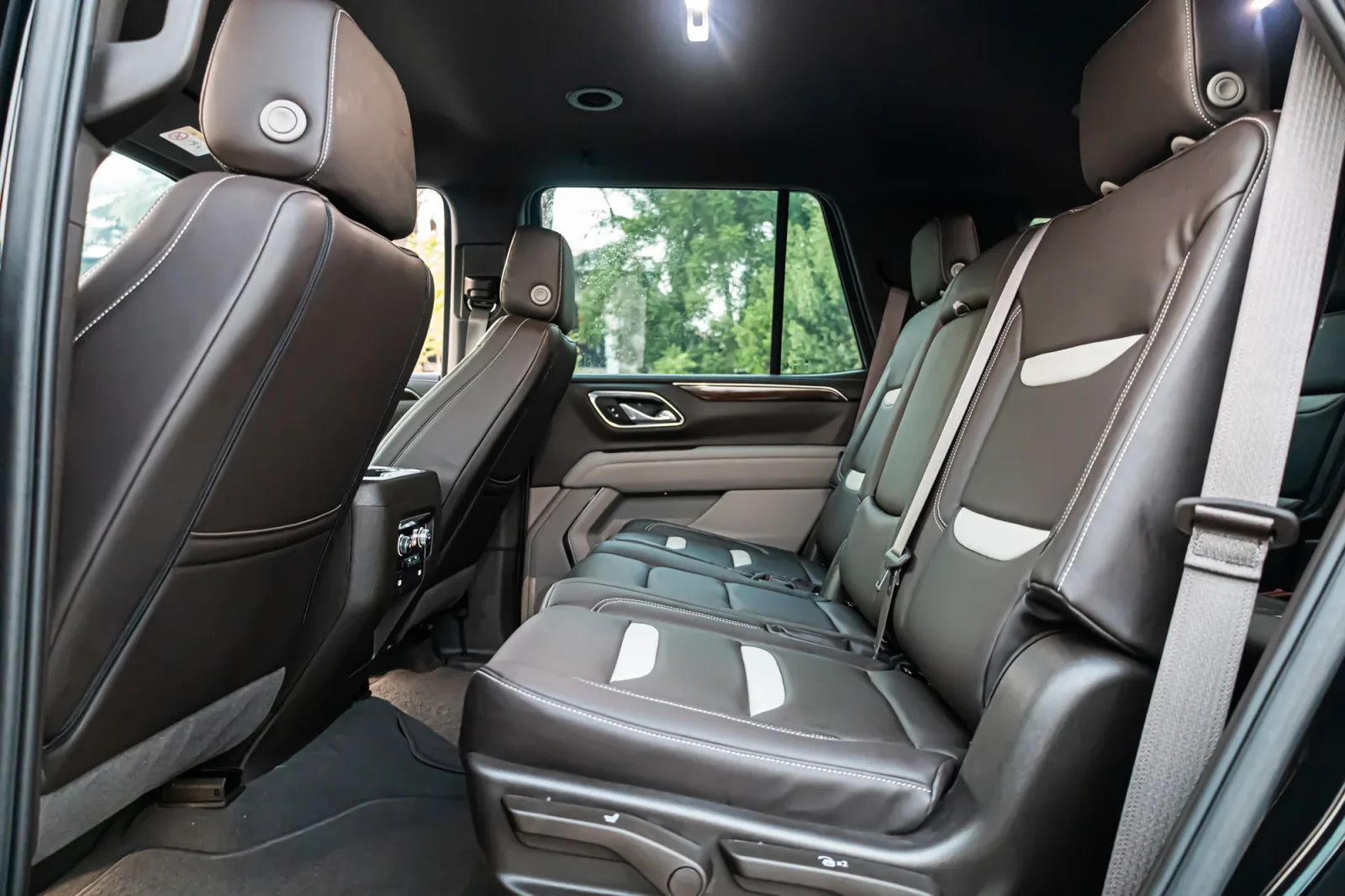 Alquiler GMC Yukon  Negro 2023 en Dubái - 6 