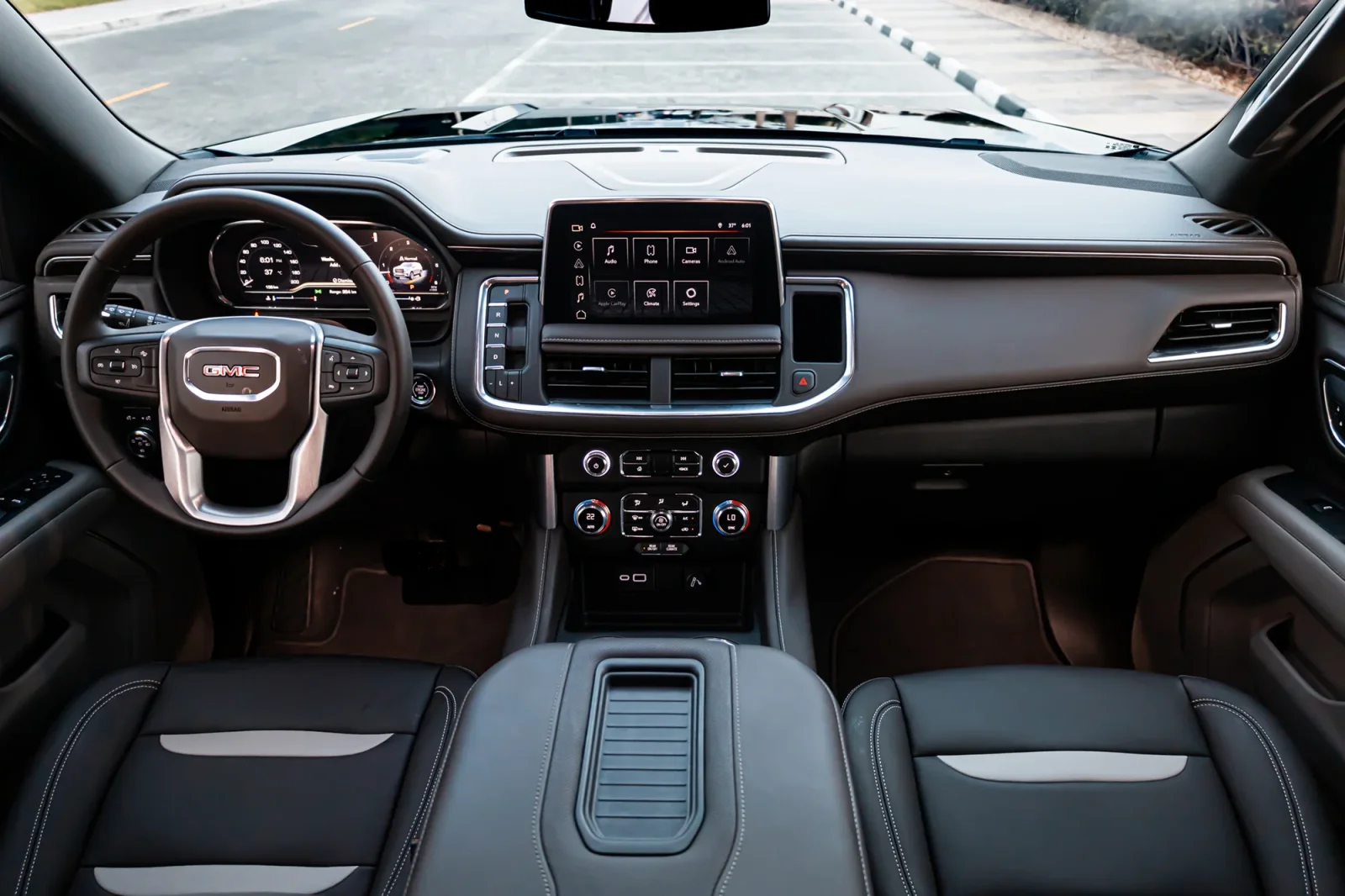 Alquiler GMC Yukon  Negro 2023 en Dubái - 3 