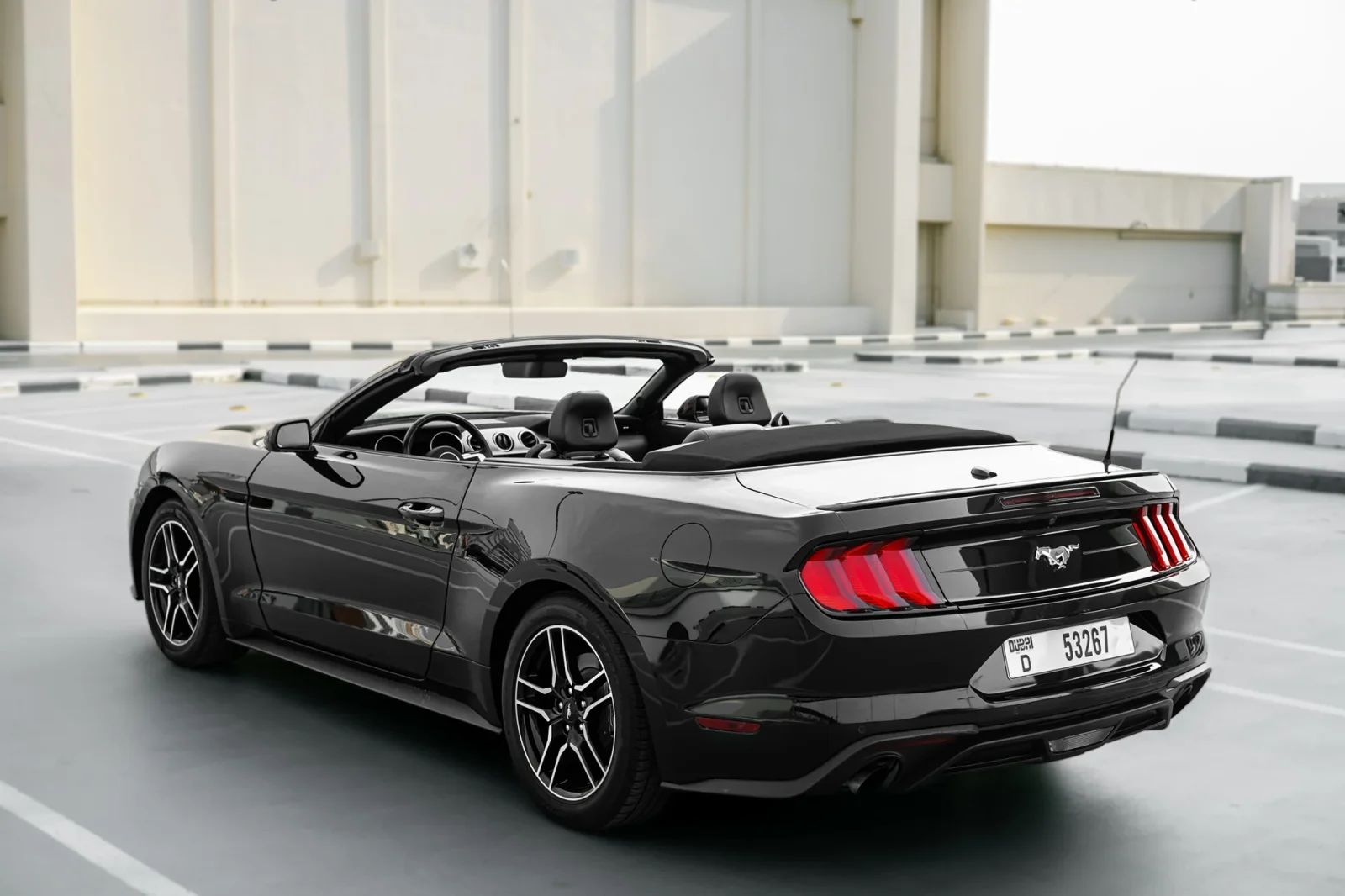 Huren Ford Mustang  Zwart 2022 in Dubai - 11 
