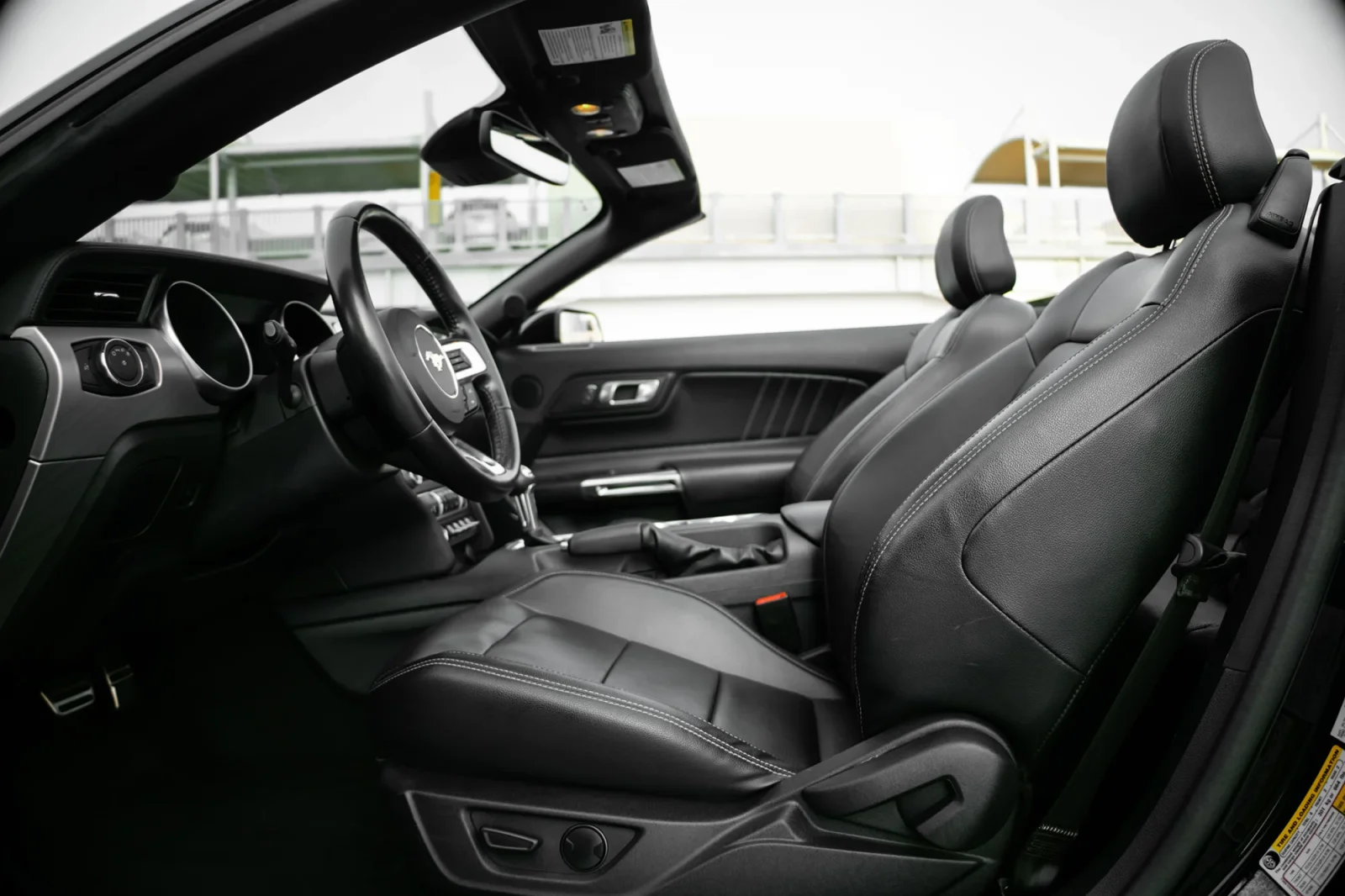 Huren Ford Mustang  Zwart 2022 in Dubai - 3 