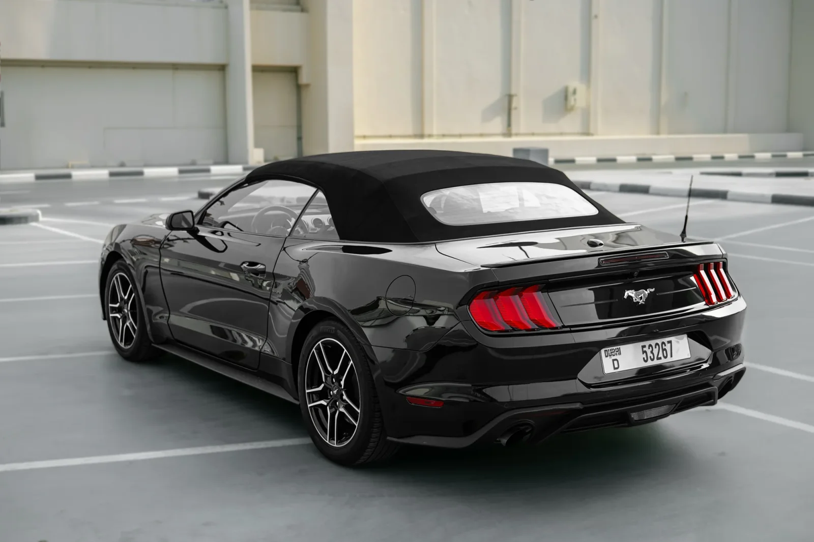 Huren Ford Mustang  Zwart 2022 in Dubai - 13 