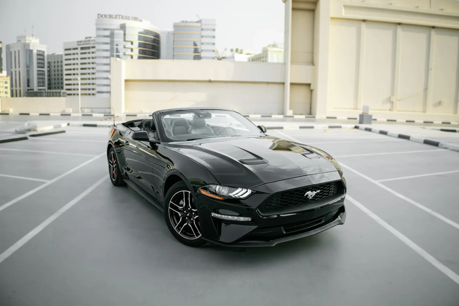 Huren Ford Mustang  Zwart 2022 in Dubai - 9 