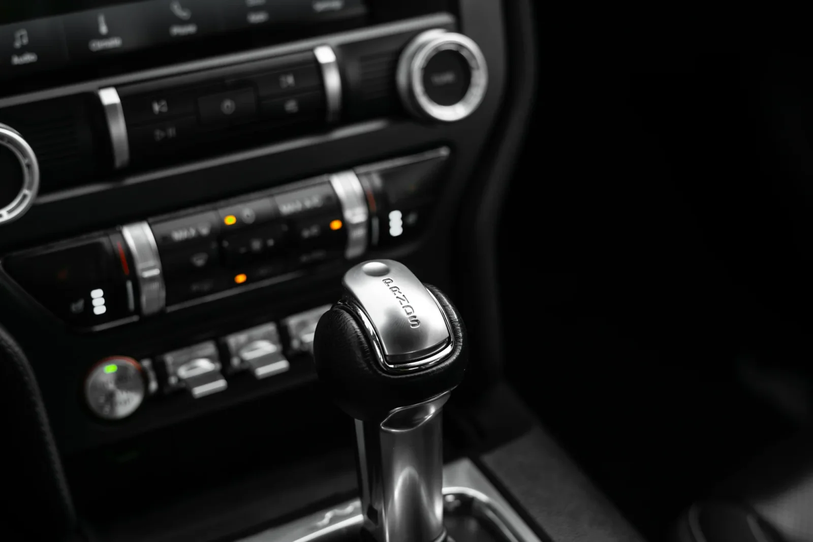 Huren Ford Mustang  Zwart 2022 in Dubai - 7 