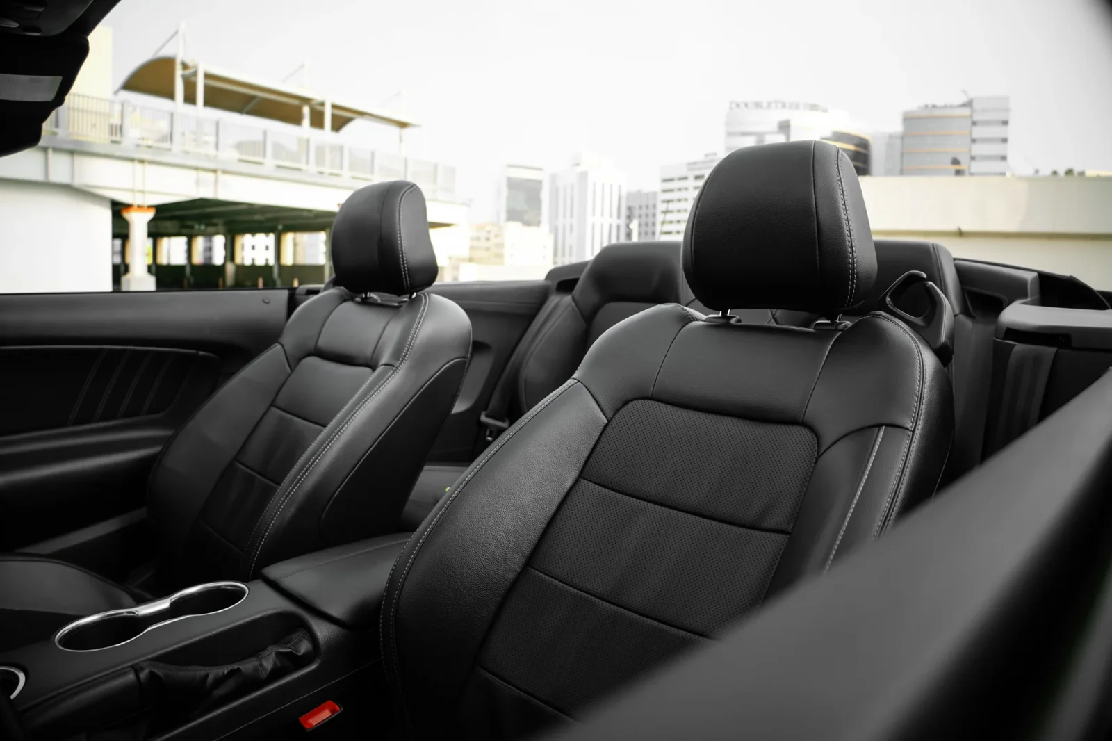 Huren Ford Mustang  Zwart 2022 in Dubai - 8 