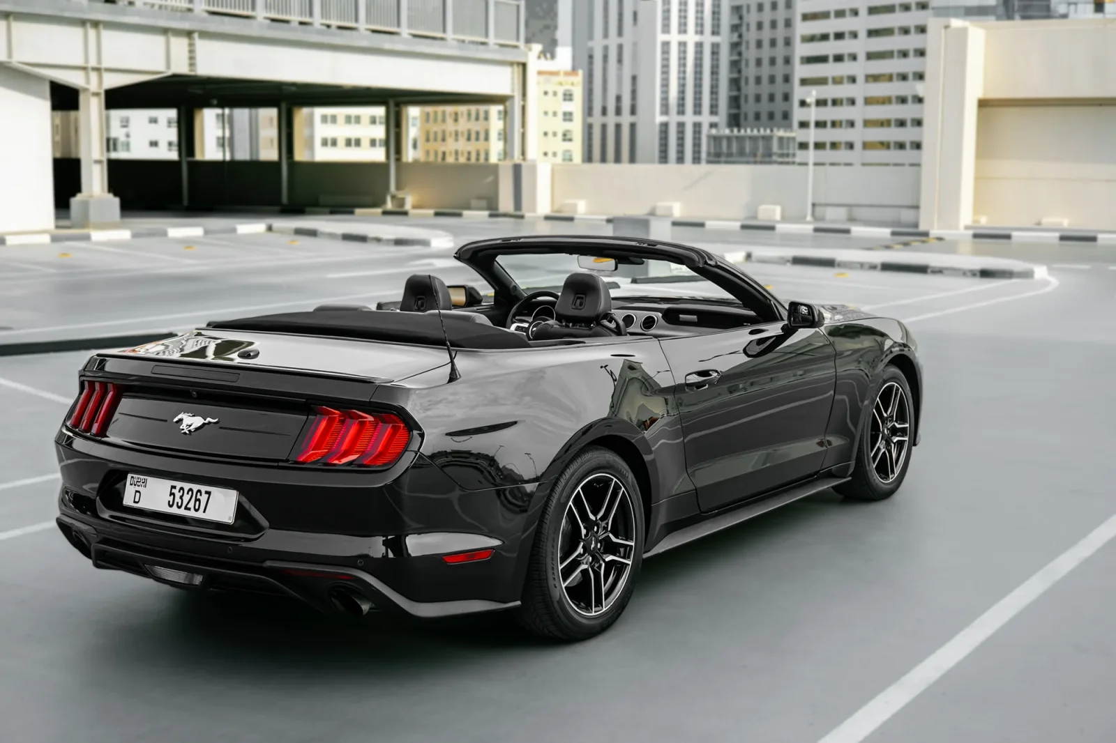 Huren Ford Mustang  Zwart 2022 in Dubai - 10 