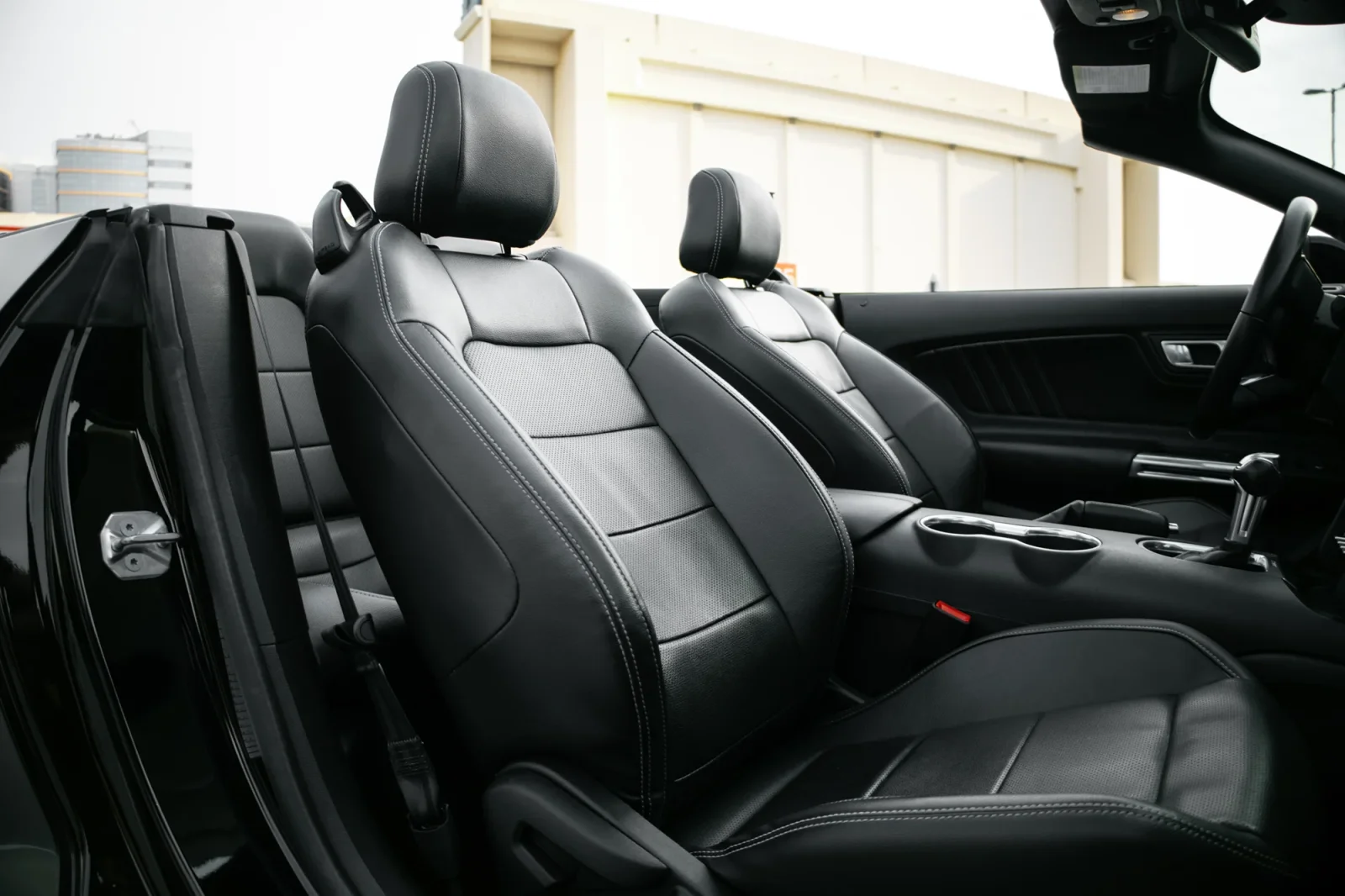 Huren Ford Mustang  Zwart 2022 in Dubai - 4 