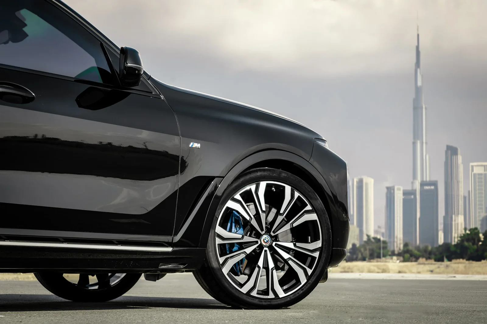 Kiralık BMW X7 New Gen Siyah 2023 içinde Dubai - 9 