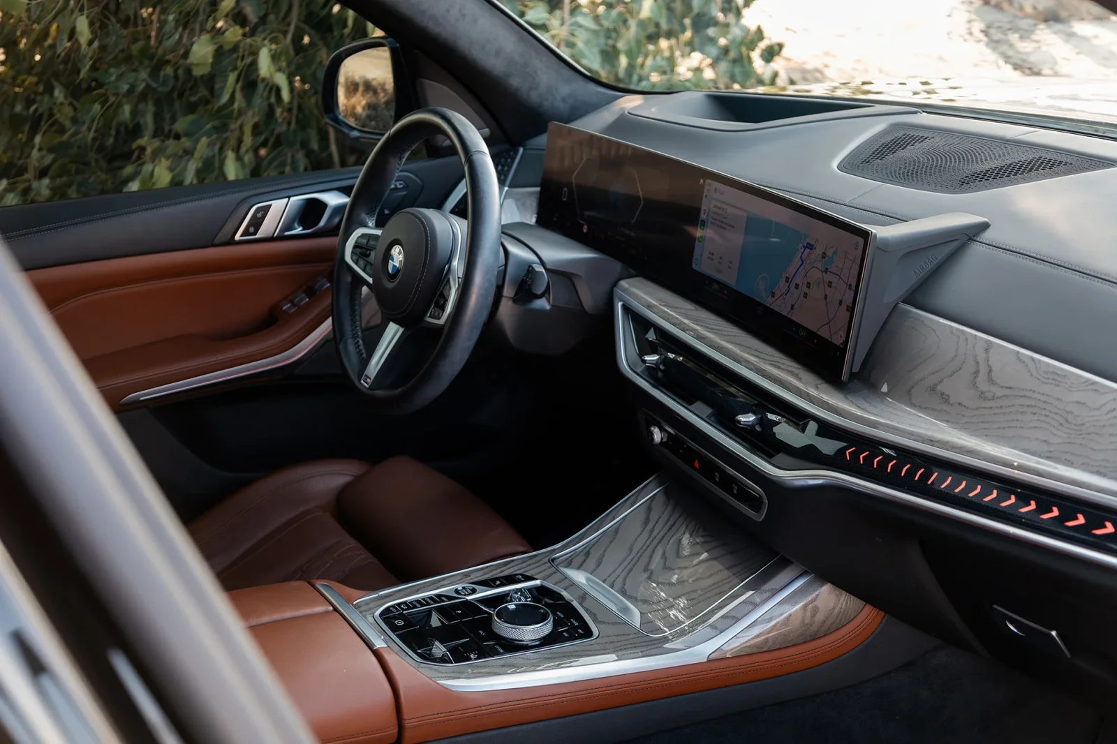 Kiralık BMW X7 New Gen Siyah 2023 içinde Dubai - 3 