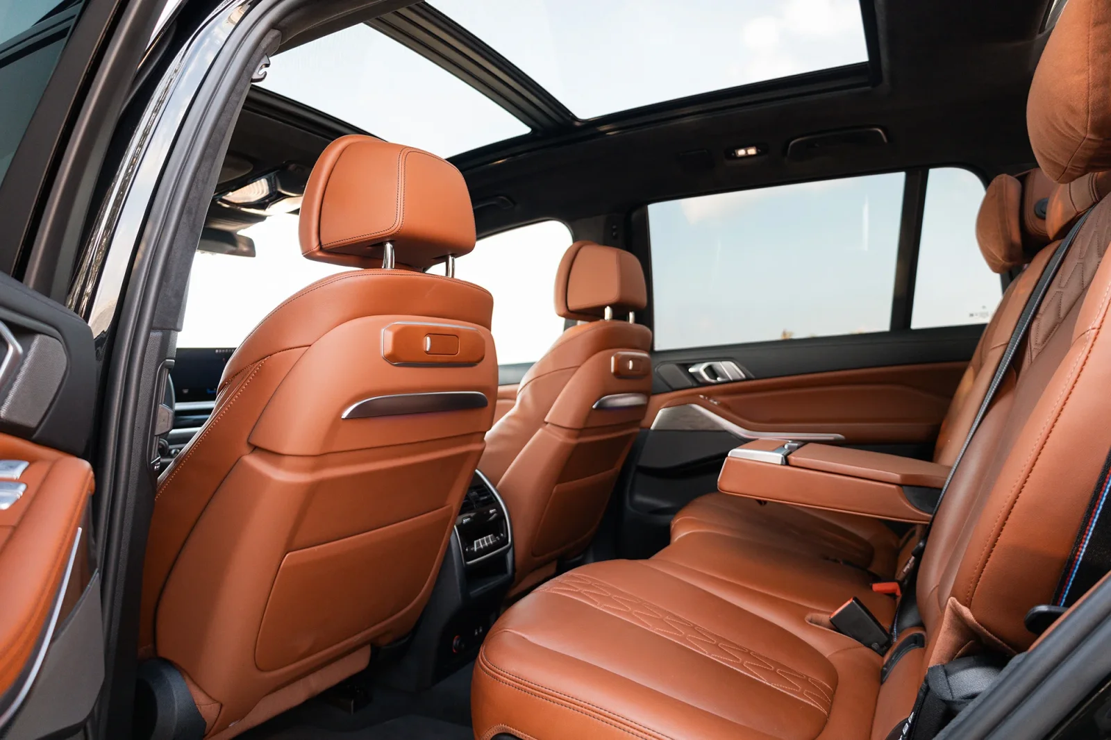 Kiralık BMW X7 New Gen Siyah 2023 içinde Dubai - 5 