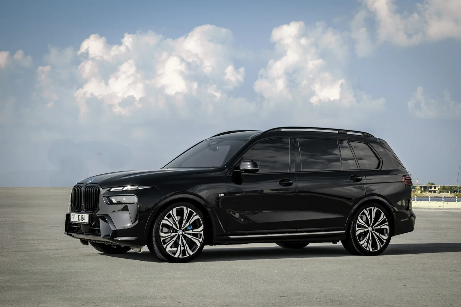 Kiralık BMW X7 New Gen Siyah 2023 içinde Dubai - 2 