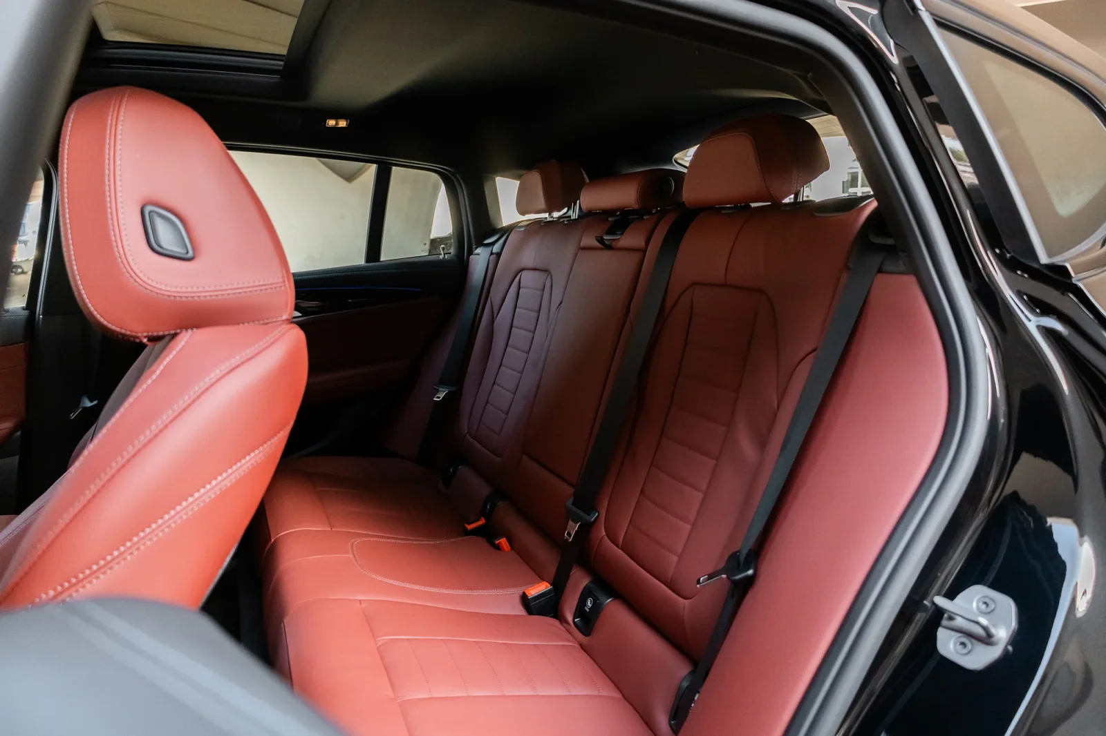 Kiralık BMW X4  Siyah 2024 içinde Dubai - 6 