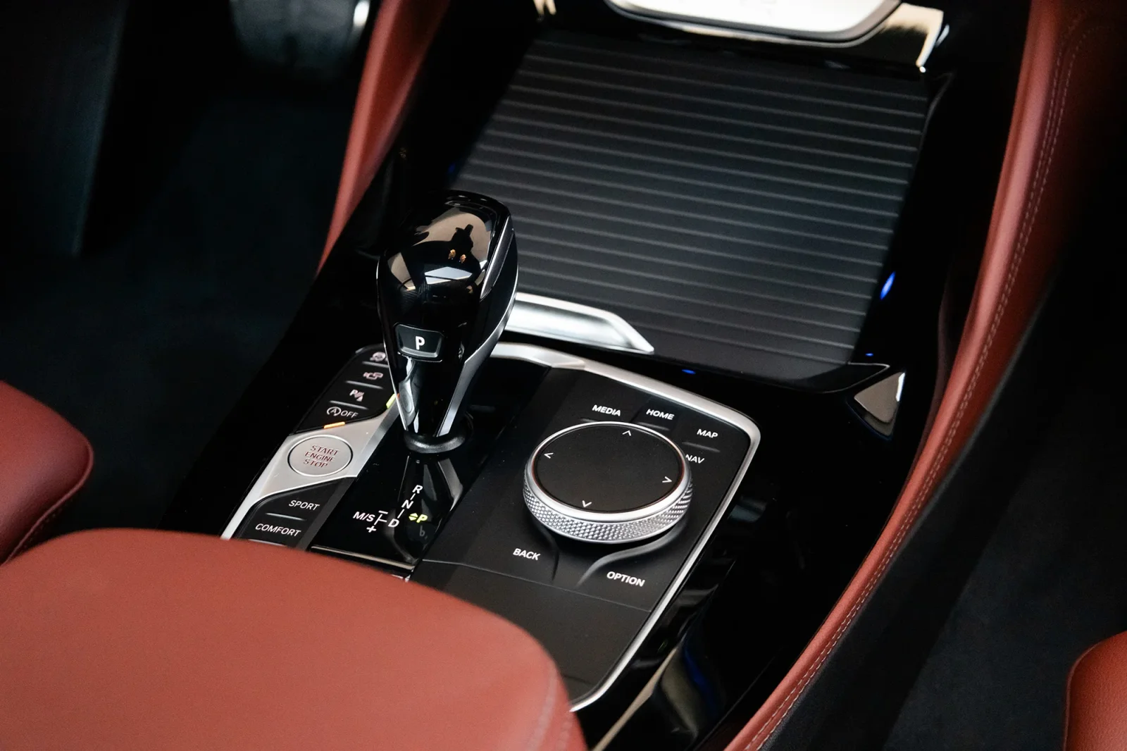 Kiralık BMW X4  Siyah 2024 içinde Dubai - 7 