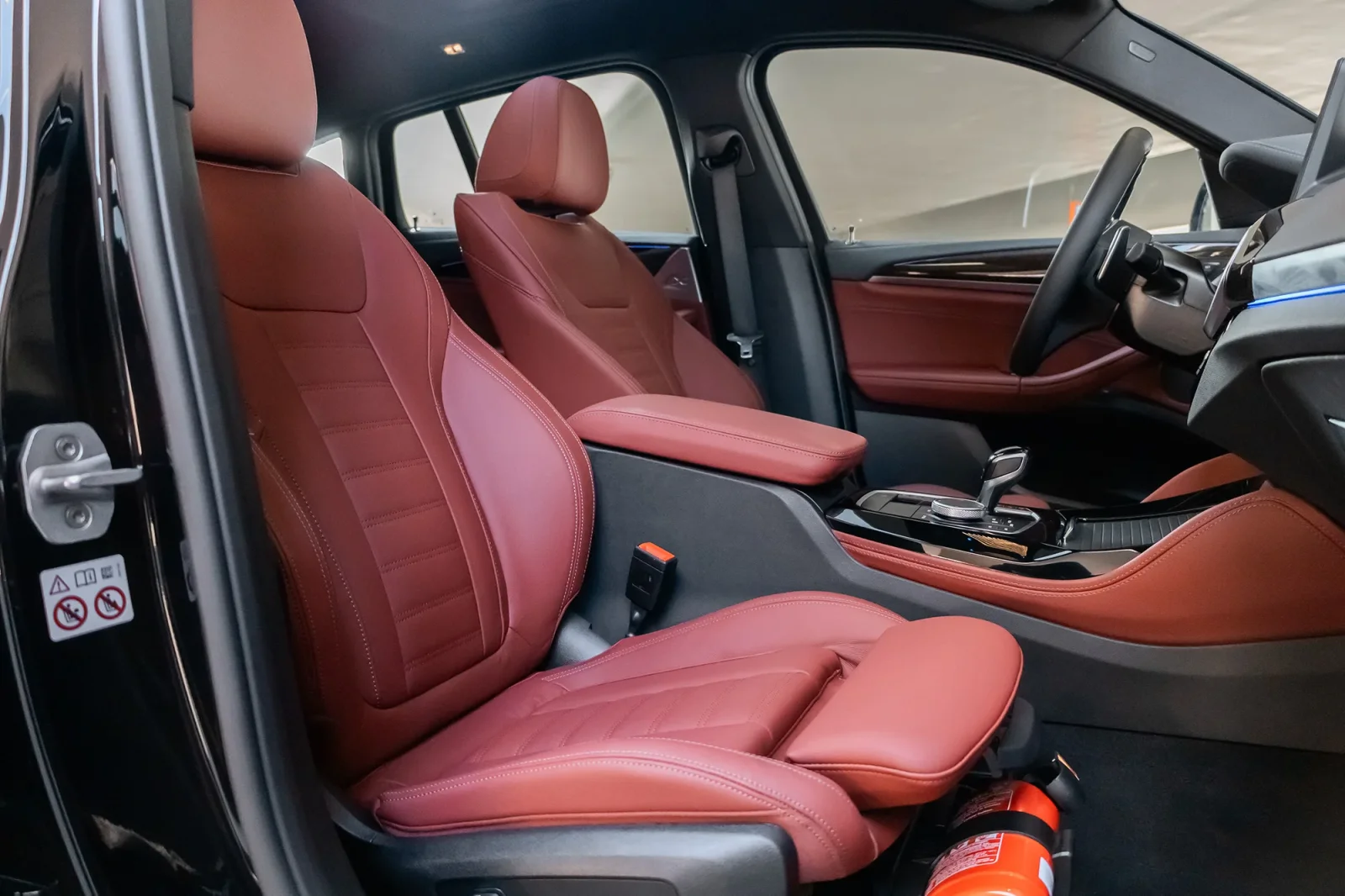 Kiralık BMW X4  Siyah 2024 içinde Dubai - 5 