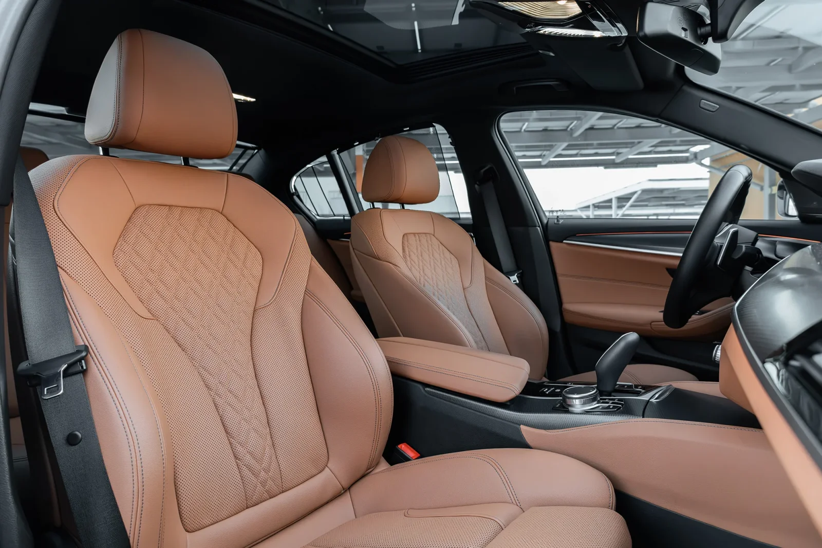 Kiralık BMW 5-Series  520i  Siyah 2023 içinde Dubai - 5 