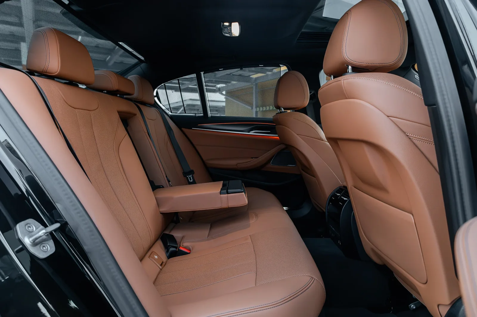 Kiralık BMW 5-Series  520i  Siyah 2023 içinde Dubai - 6 