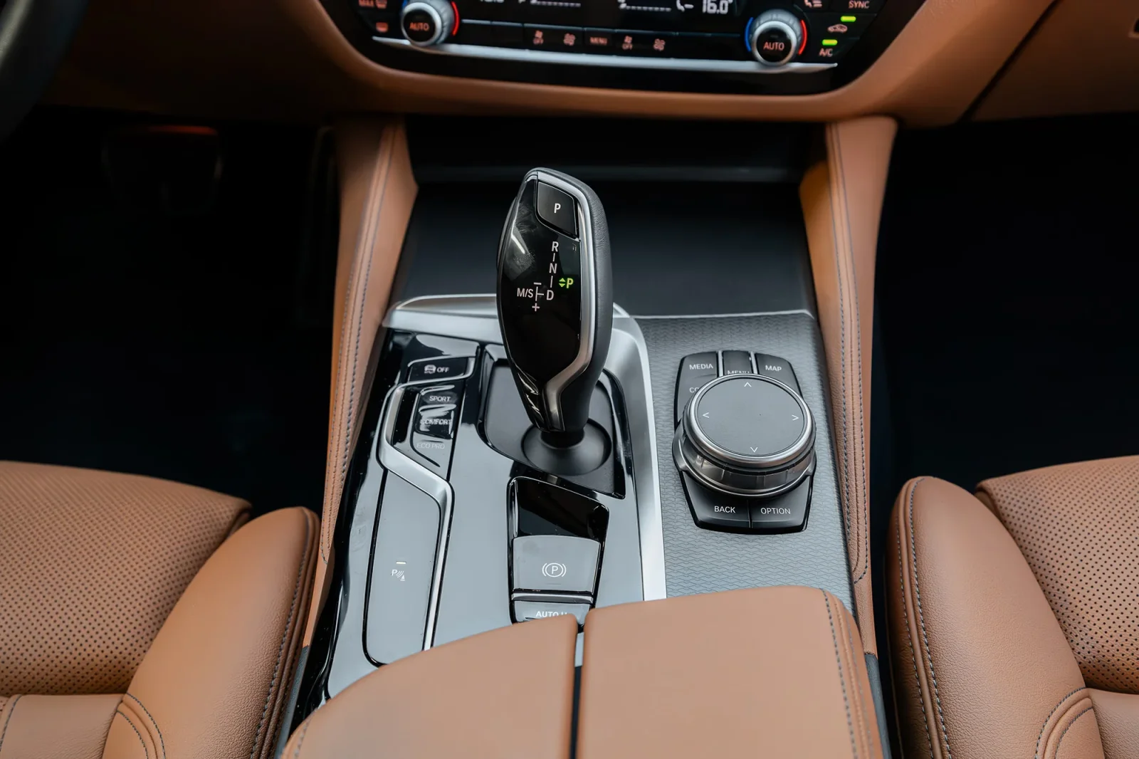 Kiralık BMW 5-Series  520i  Siyah 2023 içinde Dubai - 7 