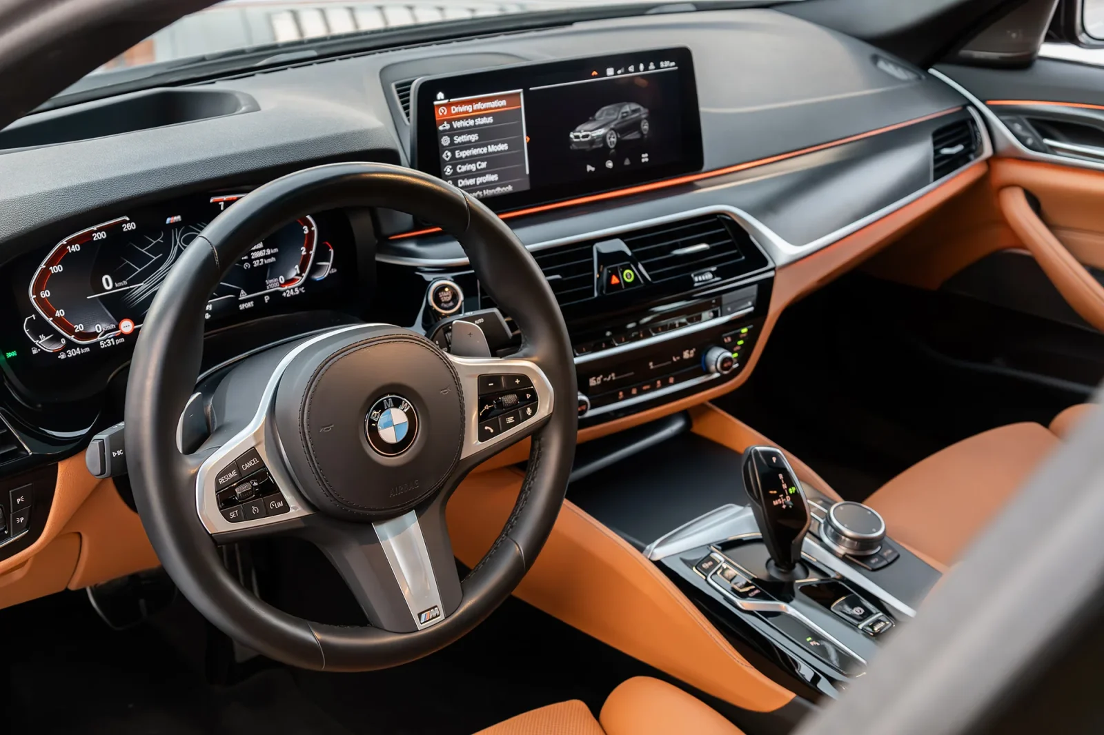 Kiralık BMW 5-Series  520i  Siyah 2023 içinde Dubai - 4 