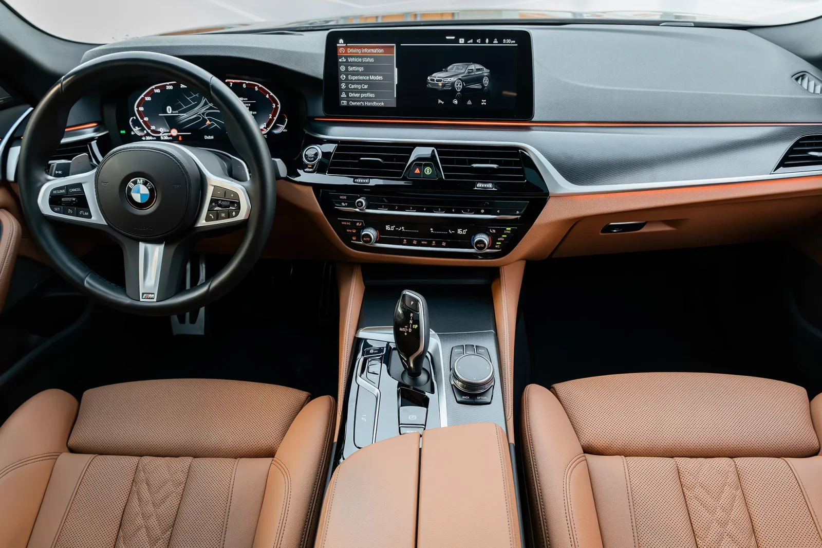 Kiralık BMW 5-Series  520i  Siyah 2023 içinde Dubai - 3 