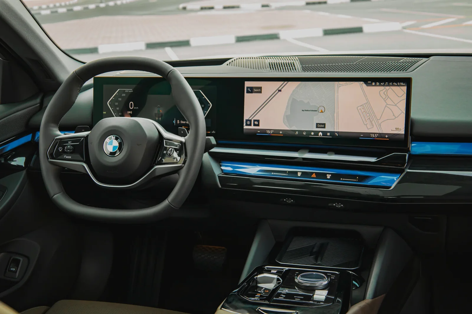 Kiralık BMW 5-Series 520 New Gen Siyah 2024 içinde Dubai - 3 