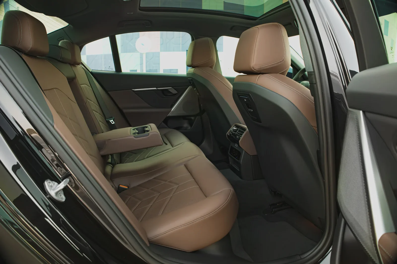 Kiralık BMW 5-Series 520 New Gen Siyah 2024 içinde Dubai - 6 