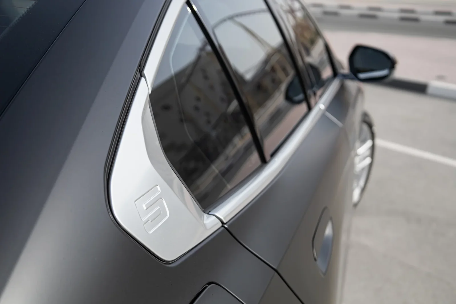 Kiralık BMW 5-Series 520 New Gen Siyah 2024 içinde Dubai - 13 