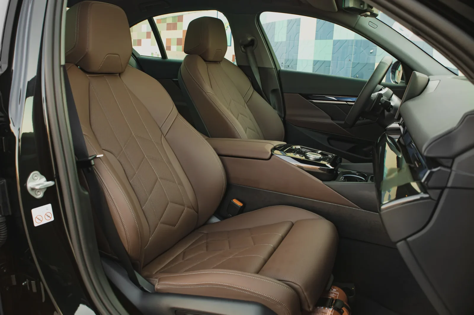 Kiralık BMW 5-Series 520 New Gen Siyah 2024 içinde Dubai - 5 