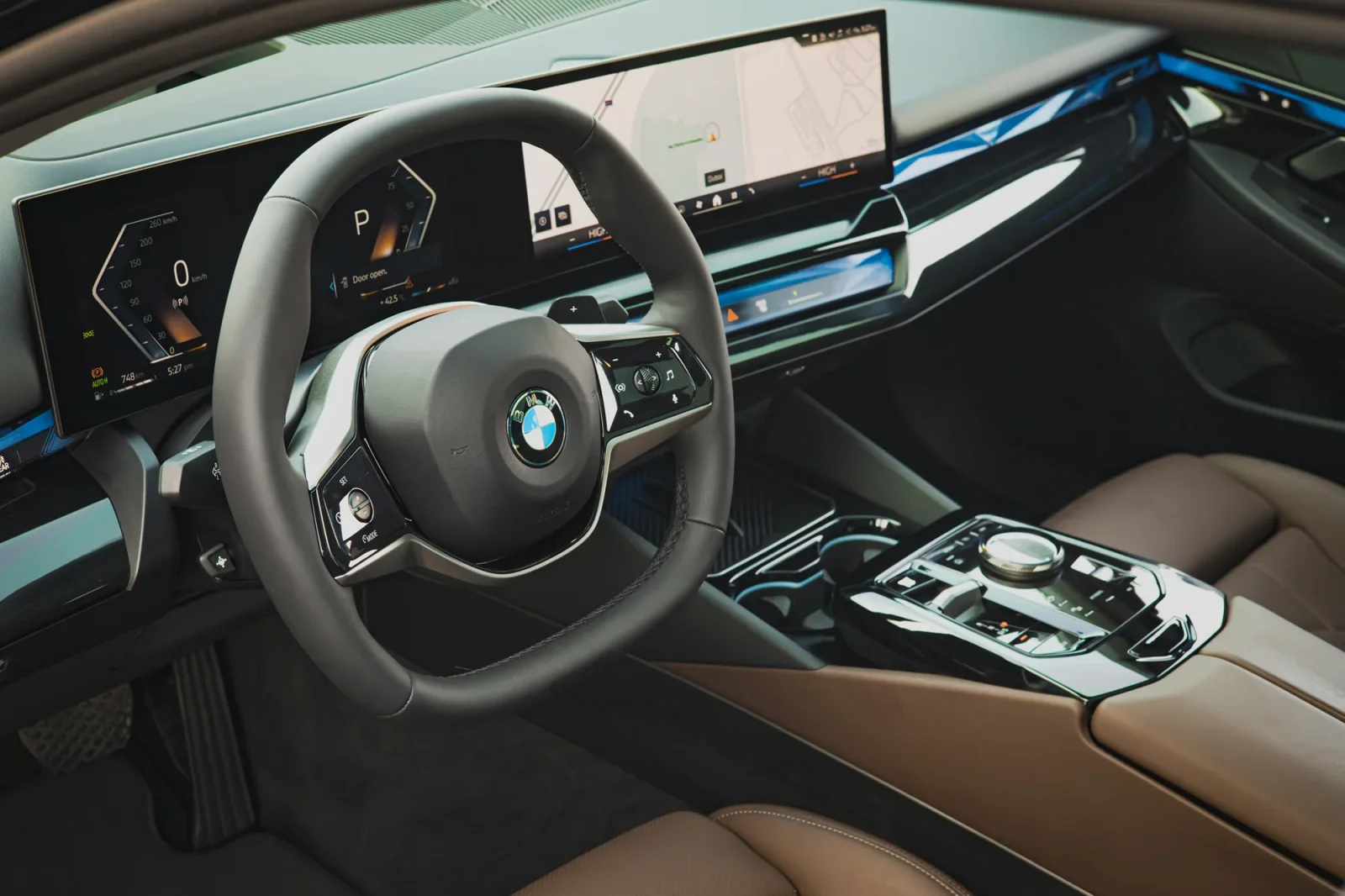 Kiralık BMW 5-Series 520 New Gen Siyah 2024 içinde Dubai - 4 