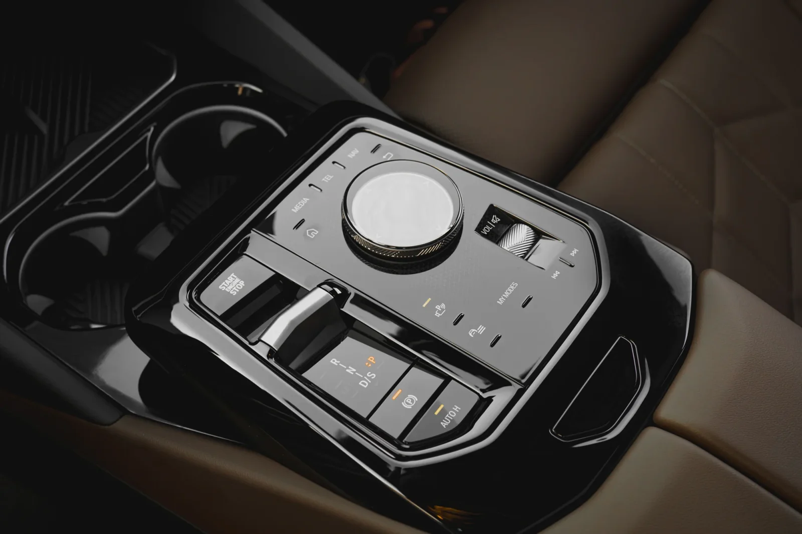 Kiralık BMW 5-Series 520 New Gen Siyah 2024 içinde Dubai - 8 