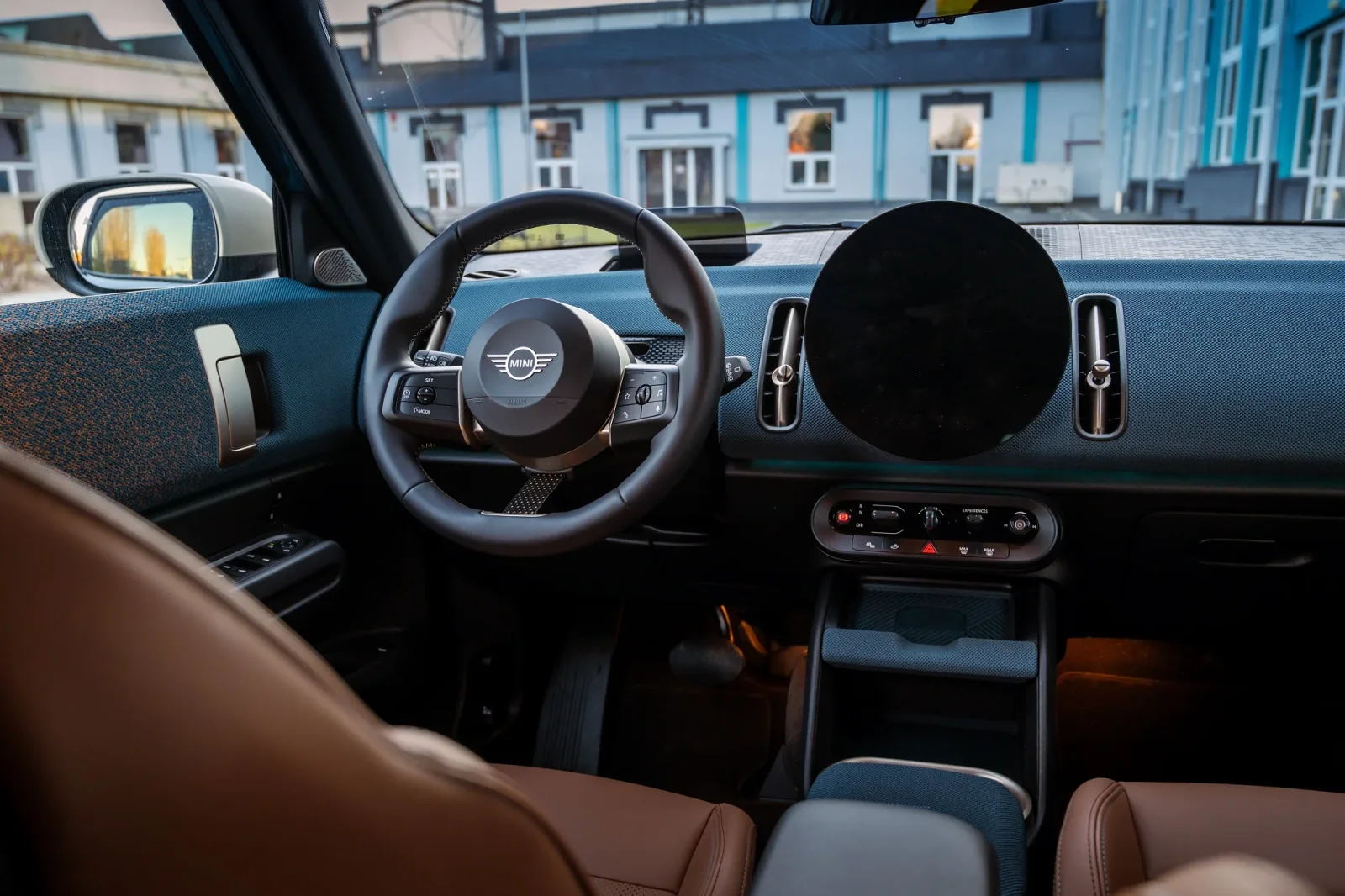 Affitto Mini Countryman E Grigio 2025 in Dubai - 3 