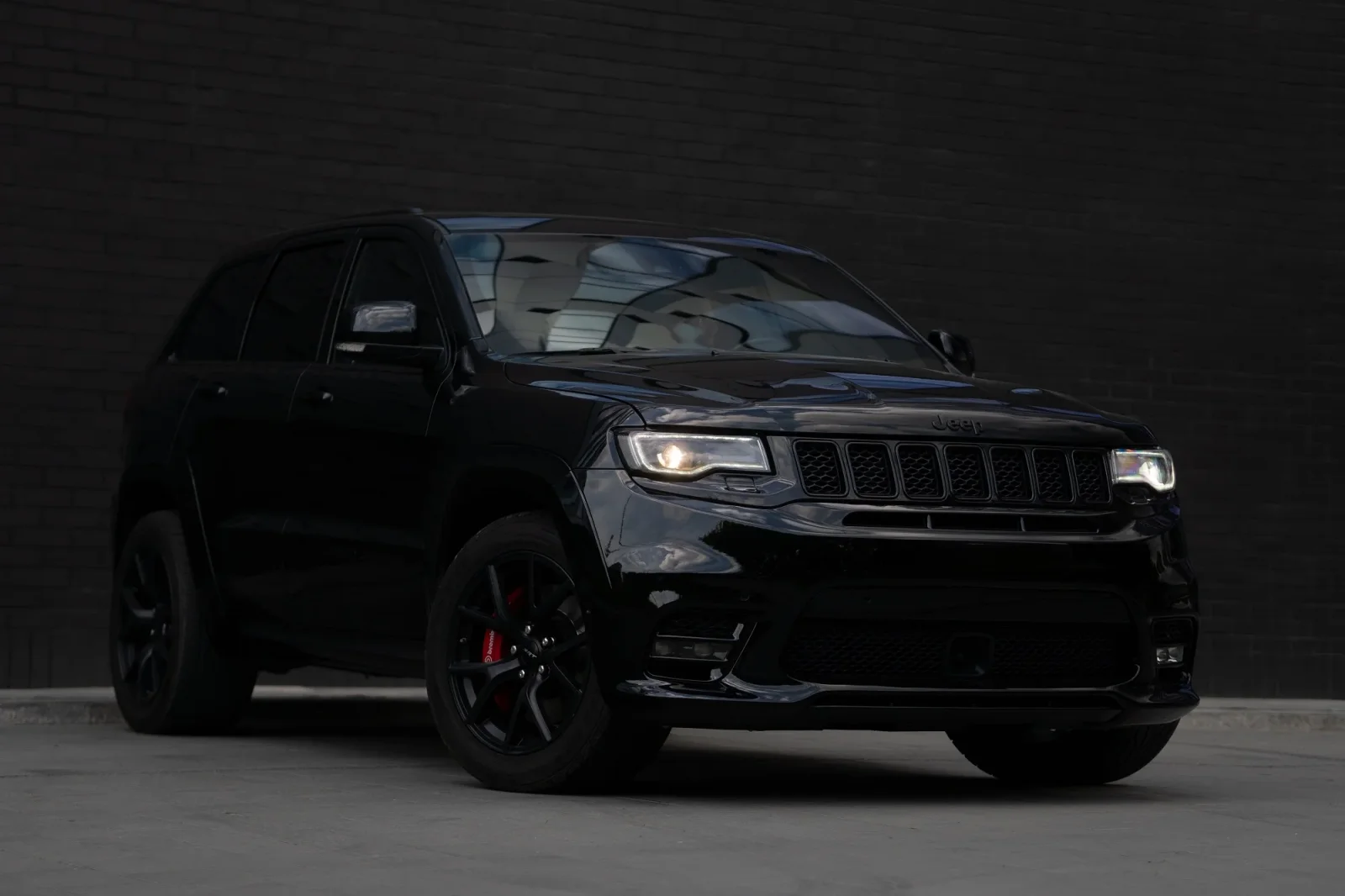 Аренда Jeep Grand Cherokee SRT Черный 2021 в Дубае