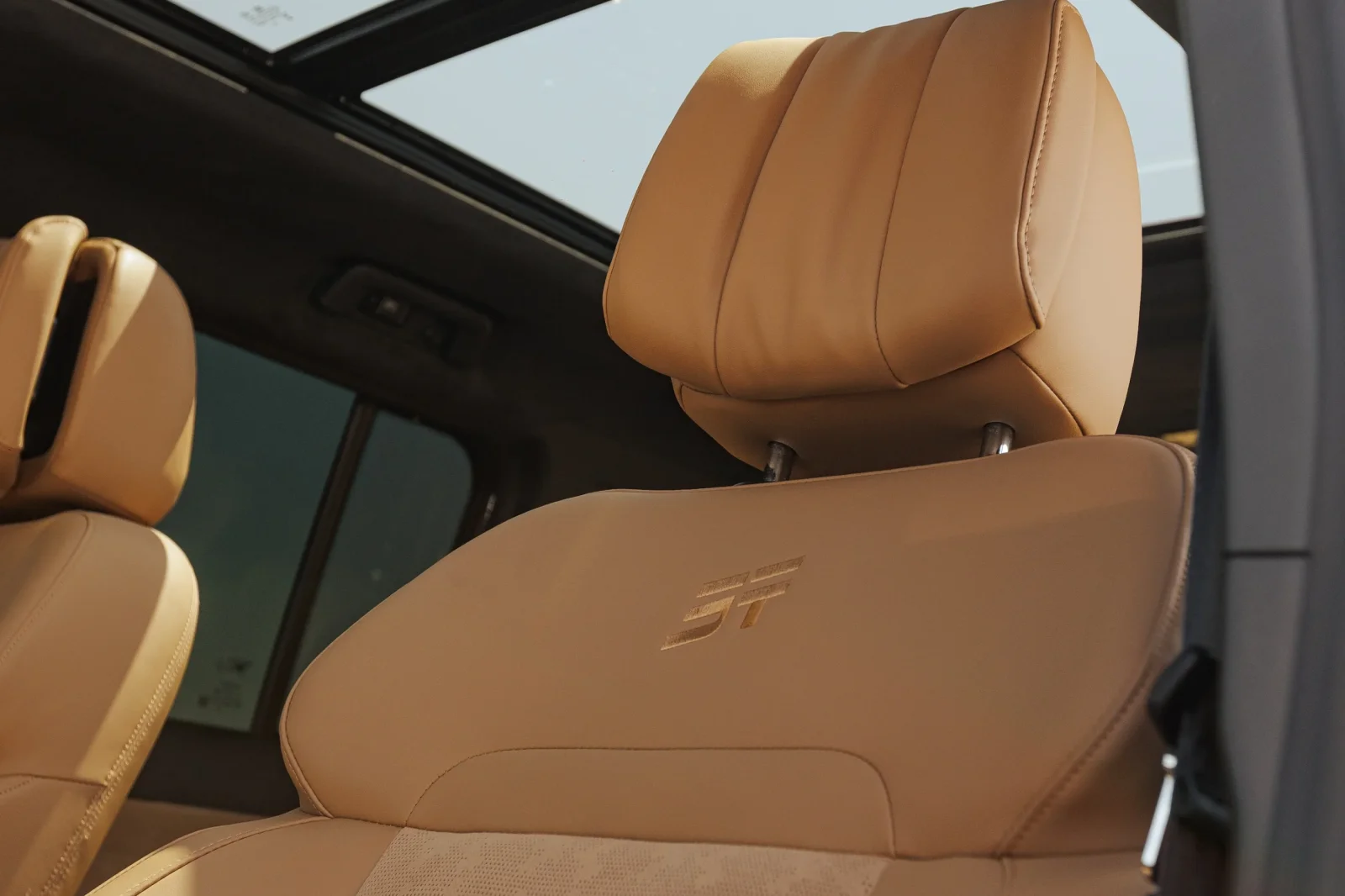 Miete Jetour T2  Schwarz 2024 in der Dubai - 16 