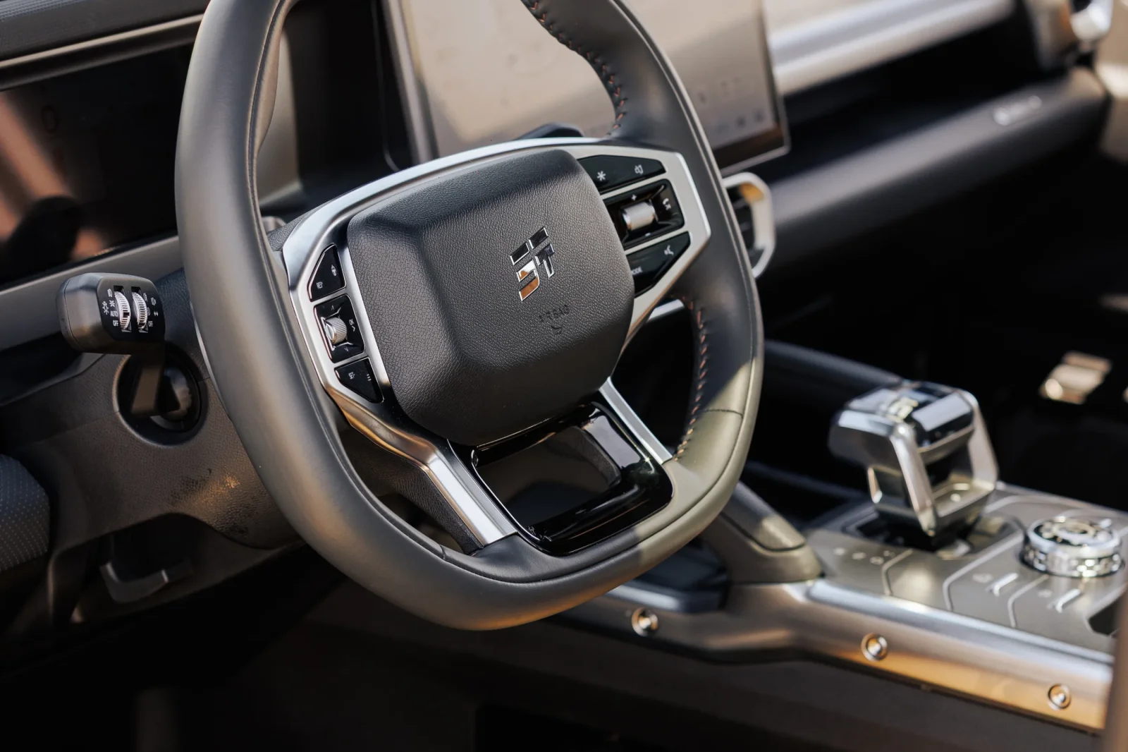 Miete Jetour T2  Schwarz 2024 in der Dubai - 7 