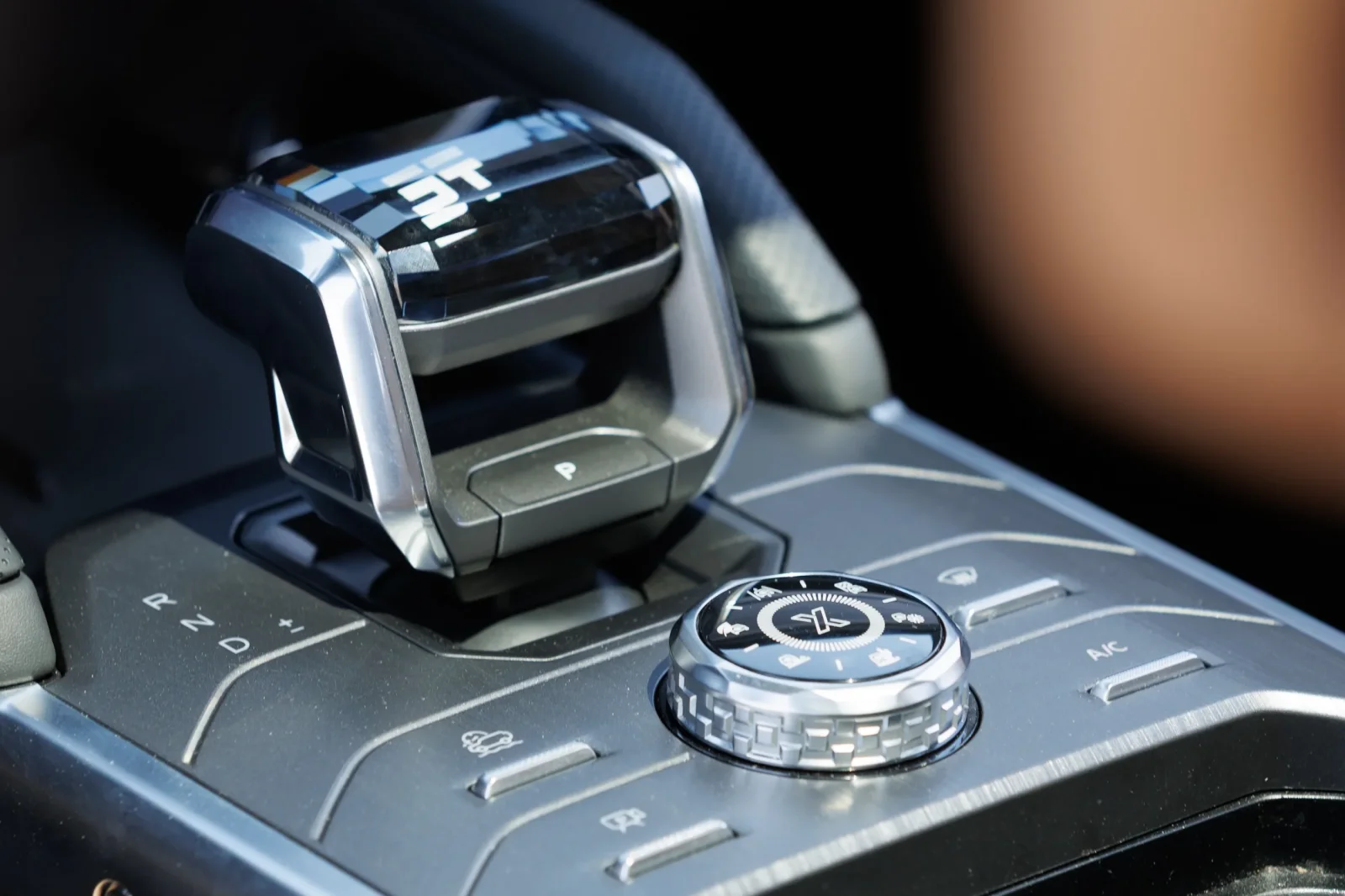 Miete Jetour T2  Schwarz 2024 in der Dubai - 6 