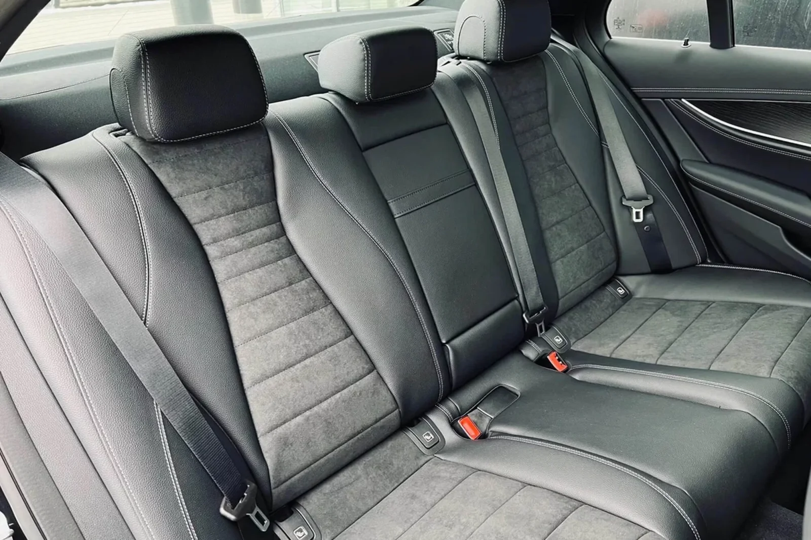 Huren Mercedes-Benz E-Class  Zwart 2022 in Dubai - 3 