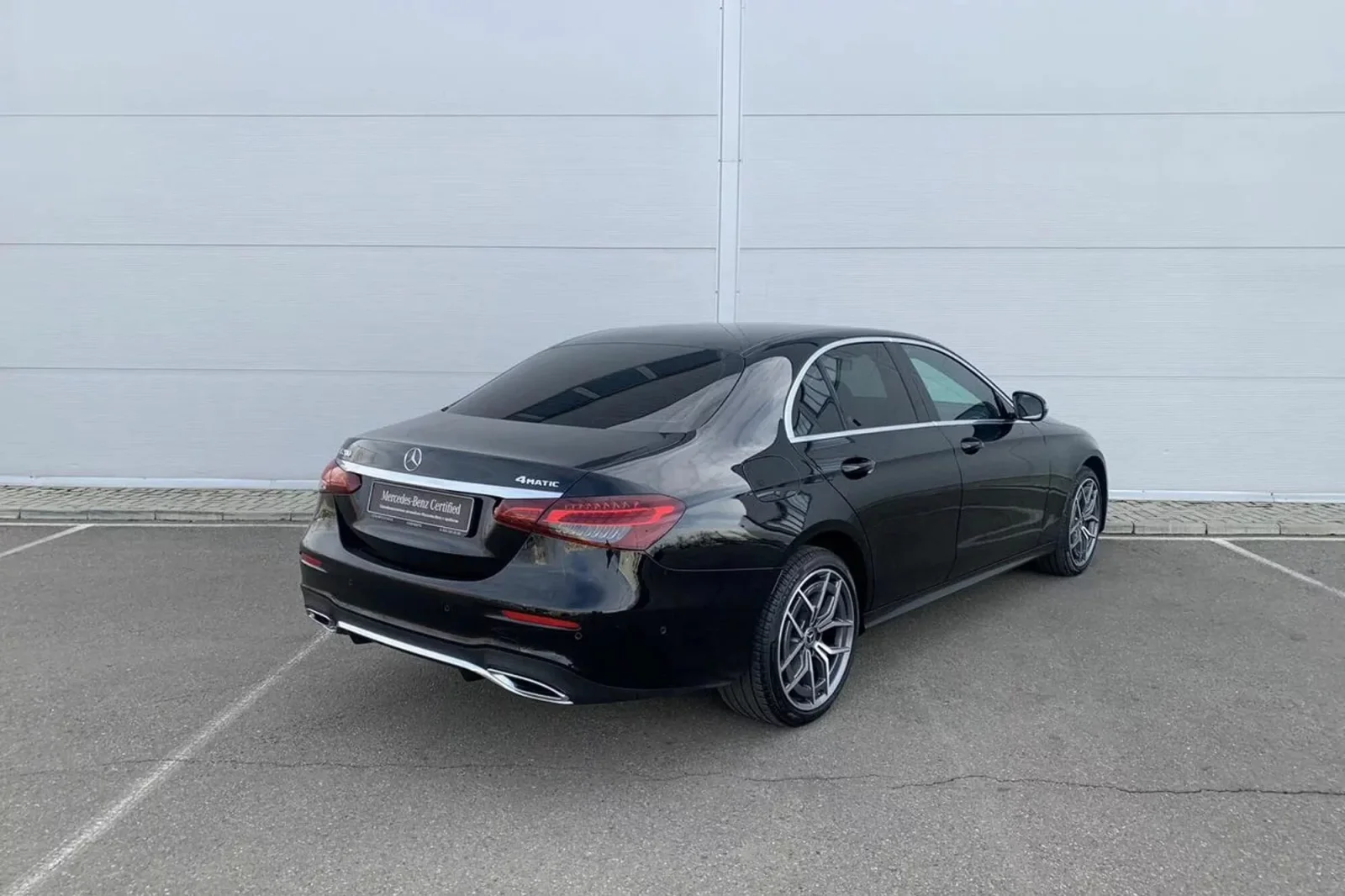 Huren Mercedes-Benz E-Class  Zwart 2022 in Dubai - 5 