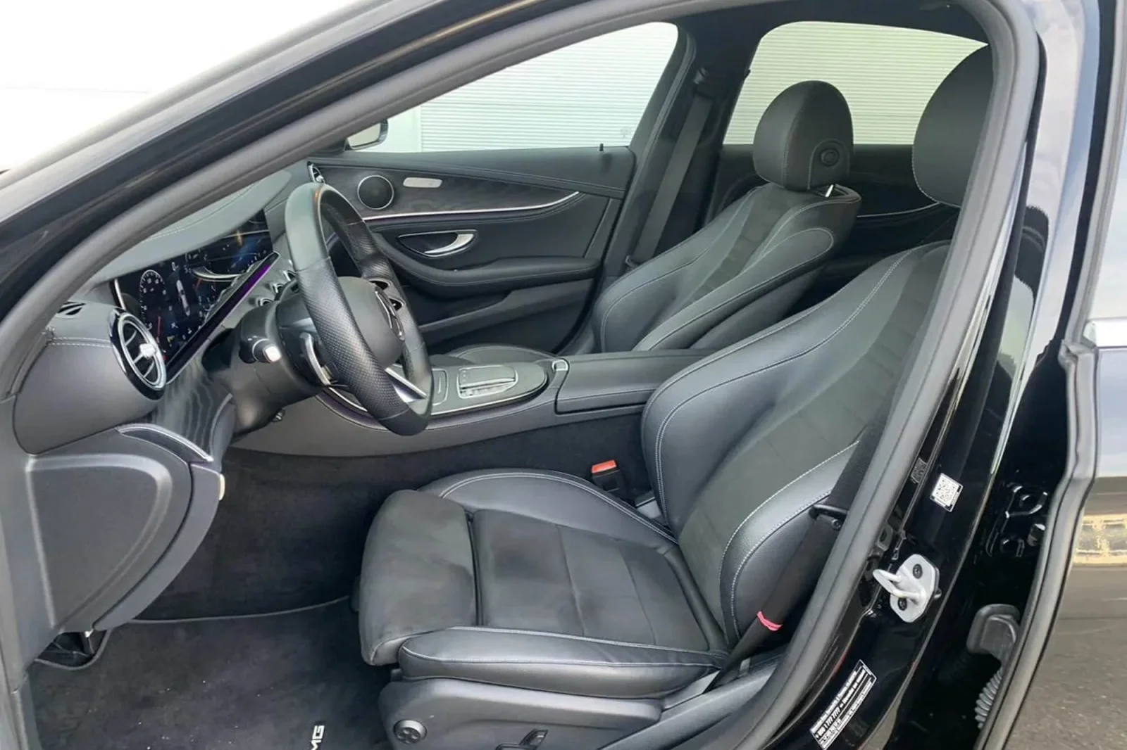 Huren Mercedes-Benz E-Class  Zwart 2022 in Dubai - 6 