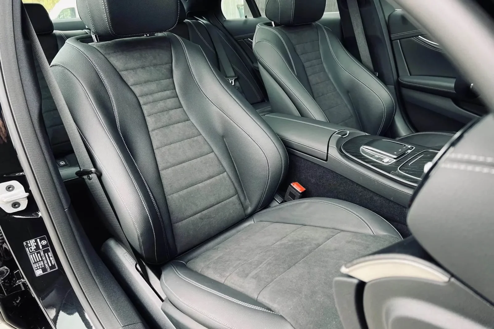 Huren Mercedes-Benz E-Class  Zwart 2022 in Dubai - 7 