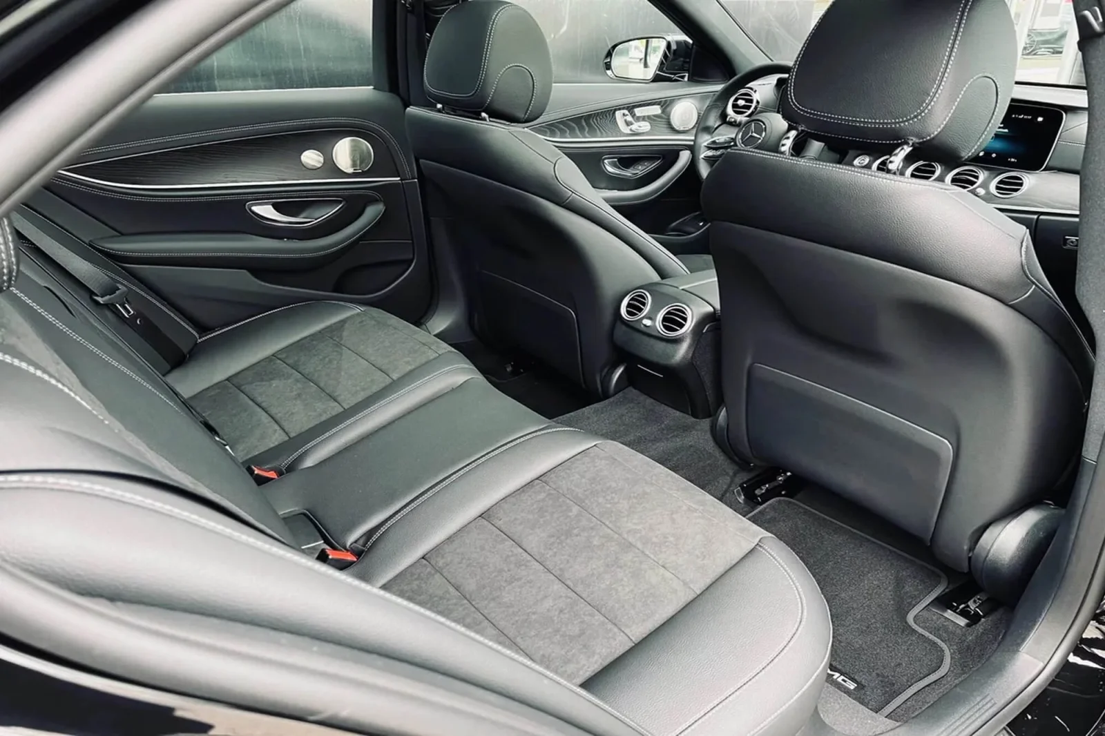 Huren Mercedes-Benz E-Class  Zwart 2022 in Dubai - 8 