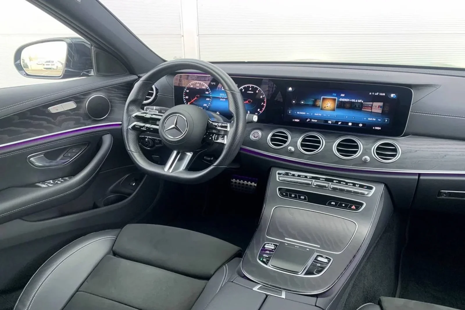 Huren Mercedes-Benz E-Class  Zwart 2022 in Dubai - 1 