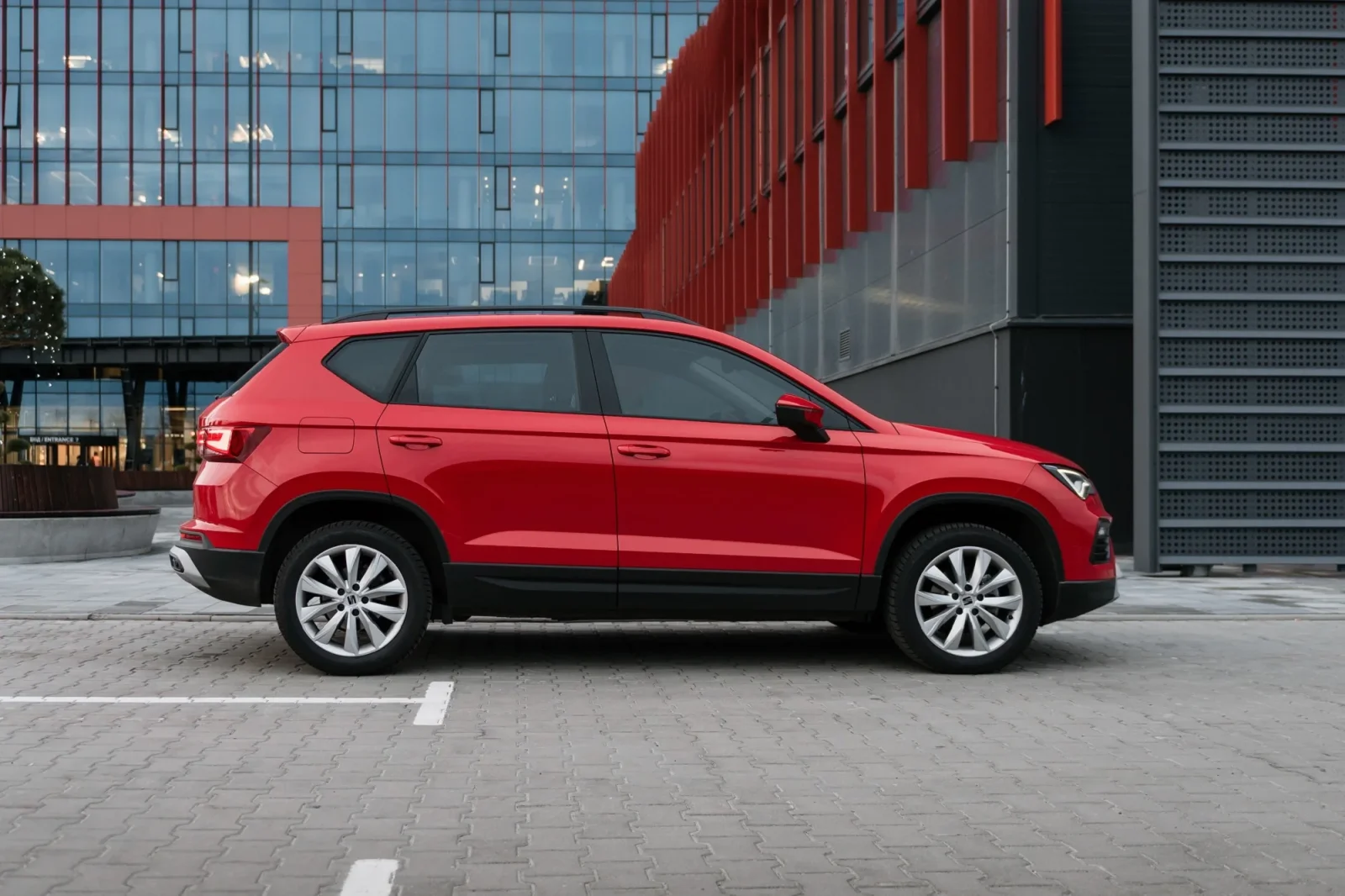 Аренда SEAT Ateca  Красный 2021 в Дубае - 2 