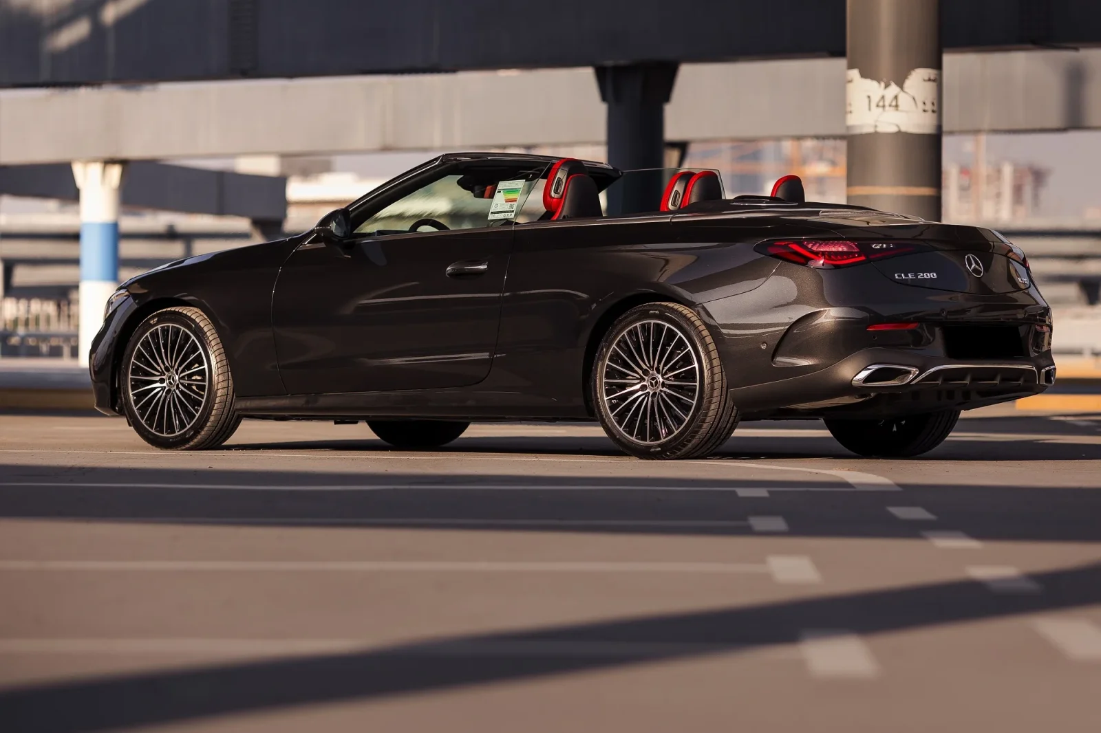 Huren Mercedes-Benz CLE-Class 200 Zwart 2024 in Dubai - 7 