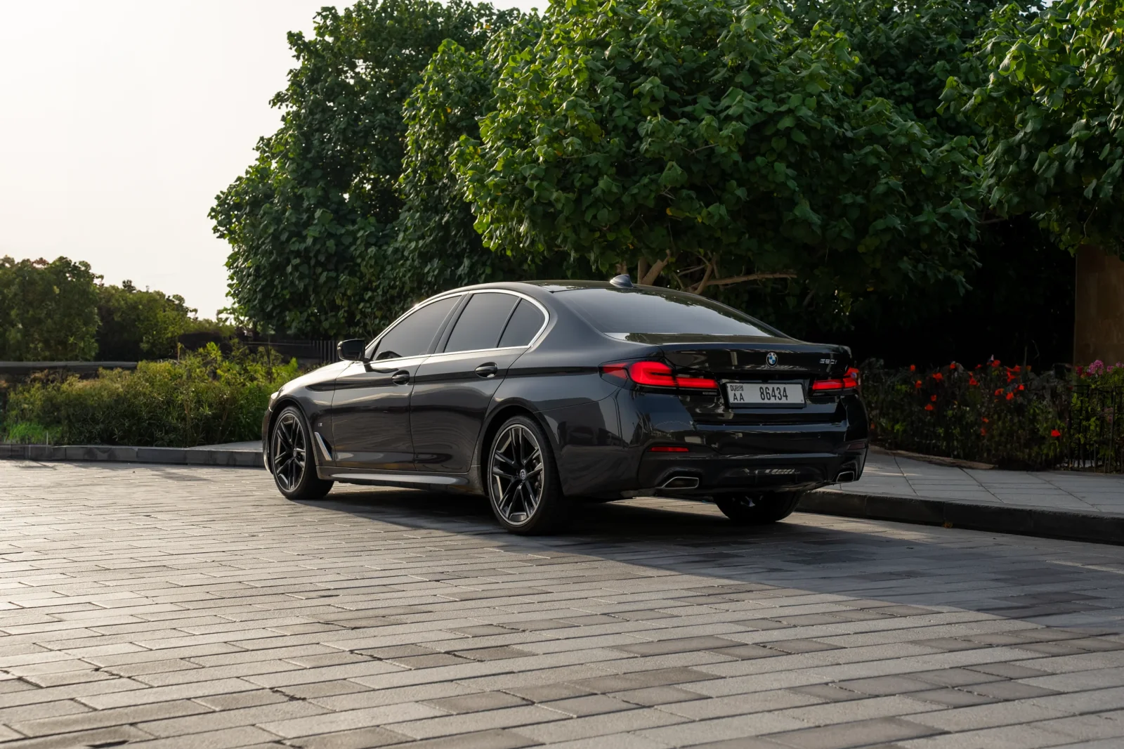 Kiralık BMW 5-Series 520 Siyah 2022 içinde Dubai - 10 