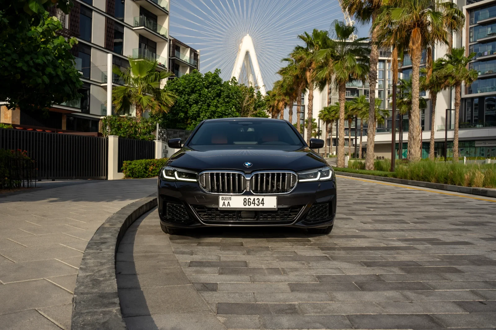 Kiralık BMW 5-Series 520 Siyah 2022 içinde Dubai - 2 