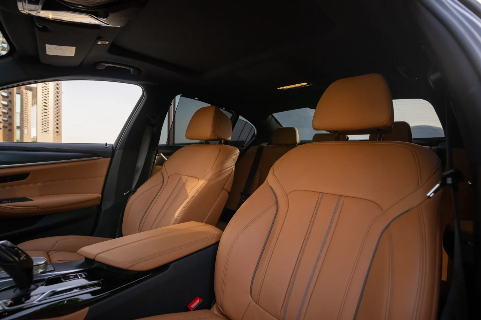 Kiralık BMW 5-Series 520 Siyah 2022 içinde Dubai - 4 