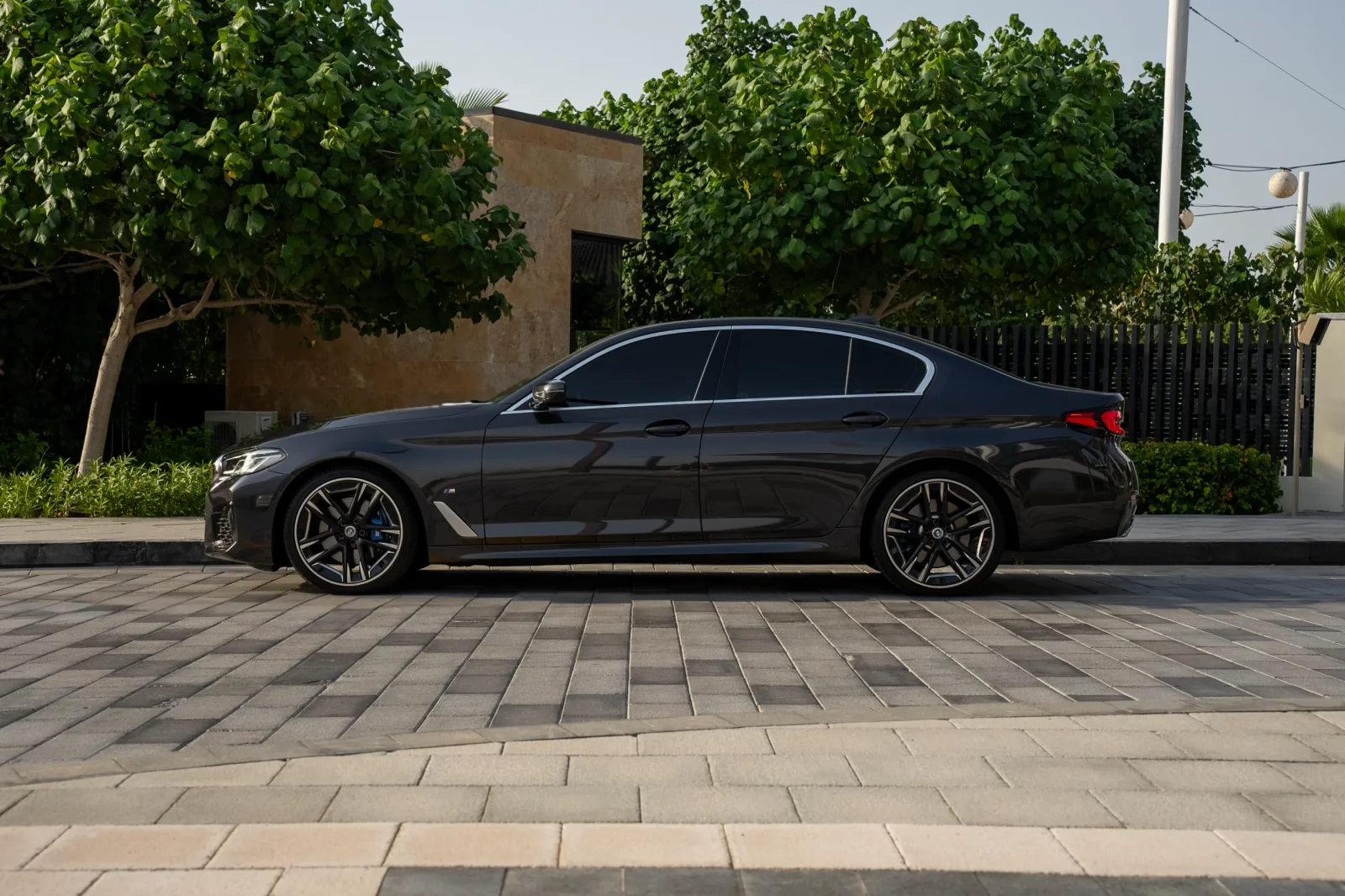 Kiralık BMW 5-Series 520 Siyah 2022 içinde Dubai - 7 